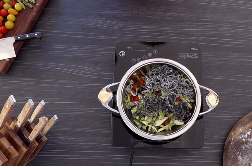 Juodi linguini makaronai su krevetėmis